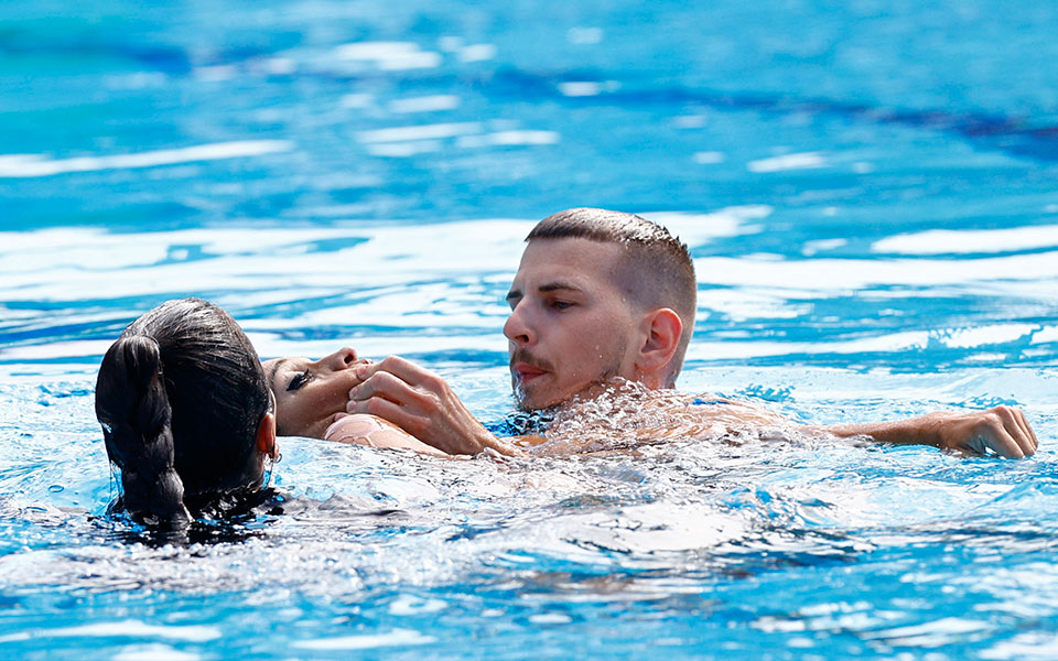 Παγκόσμιο Πρωτάθλημα Υγρού Στίβου: Αθλήτρια λιποθύμησε στο νερό – Εικόνες από τη διάσωση-1