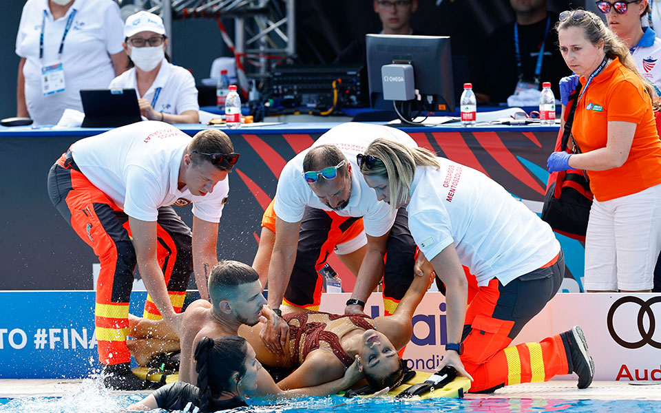 Παγκόσμιο Πρωτάθλημα Υγρού Στίβου: Αθλήτρια λιποθύμησε στο νερό – Εικόνες από τη διάσωση-3