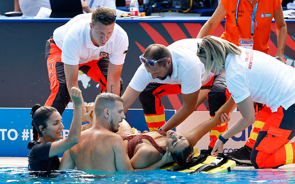 Παγκόσμιο Πρωτάθλημα Υγρού Στίβου: Αθλήτρια λιποθύμησε στο νερό – Εικόνες από τη διάσωση-2