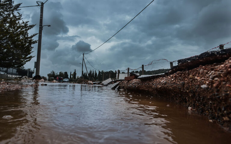 Πλημμύρα στη Μάνδρα: Αθώα η Ρένα Δούρου και άλλοι 12 κατηγορούμενοι – Οκτώ κρίθηκαν ένοχοι