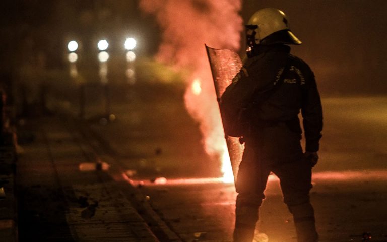 Ένταση στο κέντρο της Αθήνας – Επιθέσεις αγνώστων σε αστυνομικούς