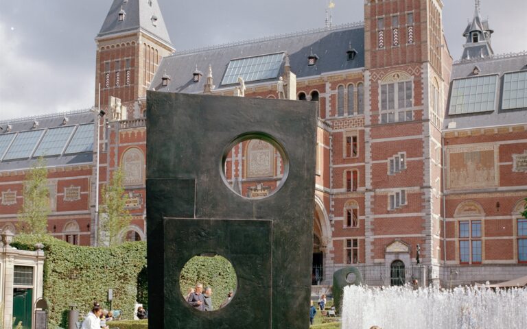 Τα γλυπτά της Χέπγουερθ όλο το καλοκαίρι στο Αμστερνταμ