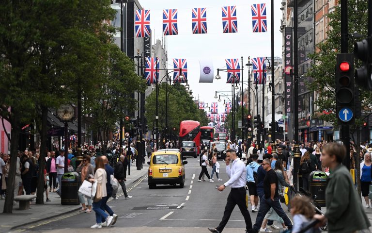 Η Βρετανία φλερτάρει με την ύφεση πληρώνοντας το τίμημα του Brexit