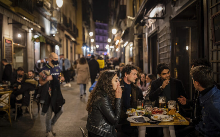 Ισπανία: Ζητούν σερβιτόρους αλλά δεν βρίσκουν