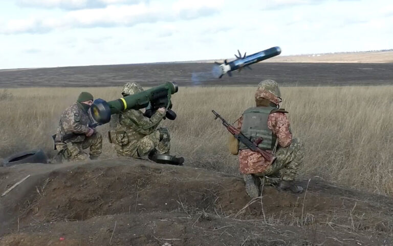 Ουκρανικές αρχές: Πλήγμα με πυραύλους σε ρωσικό ρυμουλκό που κατευθυνόταν στο Φιδονήσι