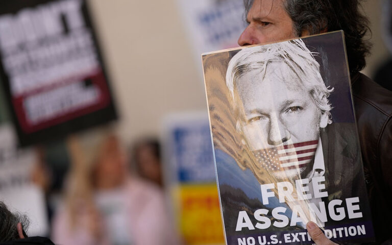 Τζούλιαν Ασάνζ: «Ναι» από Βρετανία στην έκδοση του ιδρυτή του WikiLeaks στις ΗΠΑ