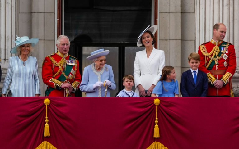 Η Βρετανία γιορτάζει τα 70 χρόνια της βασίλισσας Ελισάβετ στον θρόνο (φωτό/βίντεο)