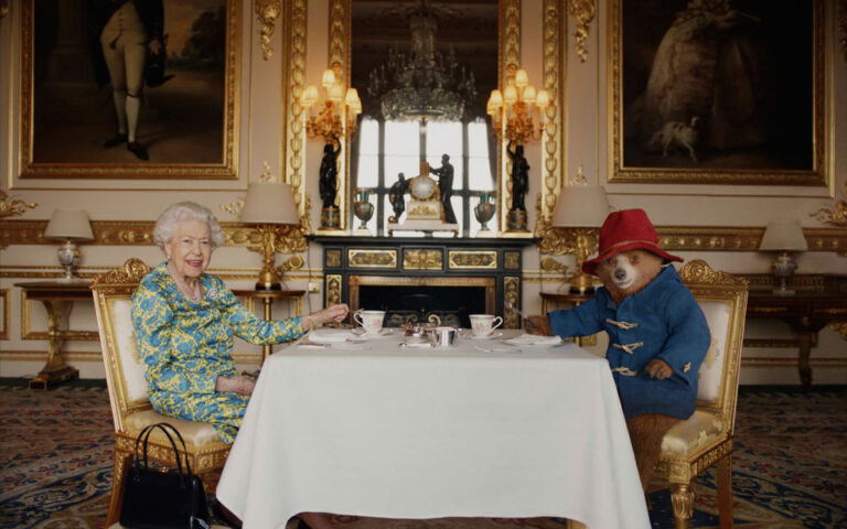 Βασίλισσα Ελισάβετ: Για τσάι και σάντουϊτς από μαρμελάδα με τον Πάντινγκτον (βίντεο)