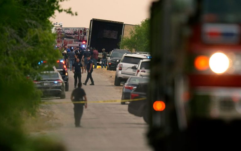 ΗΠΑ: 46 μετανάστες βρέθηκαν νεκροί σε ρυμουλκό φορτηγού στο Σαν Αντόνιο