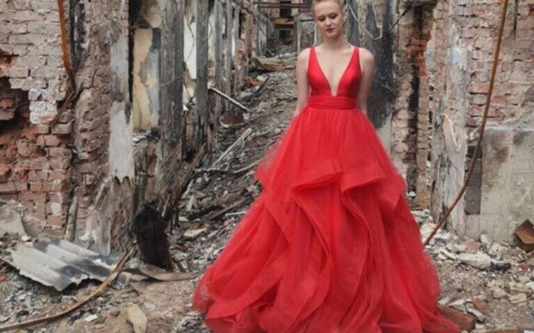 Ουκρανία: Το κορίτσι με το κόκκινο φόρεμα «περιγράφει την κατάσταση στη χώρα»