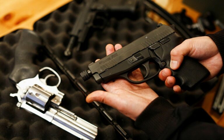 ΗΠΑ: Αγοράκι 2 ετών βρίσκει το πιστόλι του πατέρα, τον πυροβολεί αθέλητα στην πλάτη και τον σκοτώνει