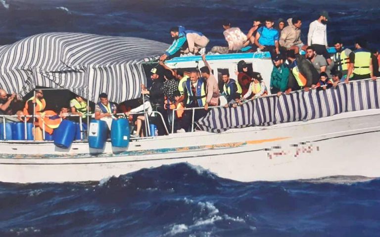 Διάσωση 220 μεταναστών στην Κάρπαθο: Προσπάθησαν να καταλάβουν το πλοίο και να εκτρέψουν την πορεία του