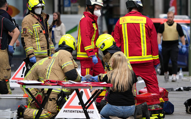 Βερολίνο: Μια νεκρή και 12 τραυματίες από το αυτοκίνητο που έπεσε στο πλήθος