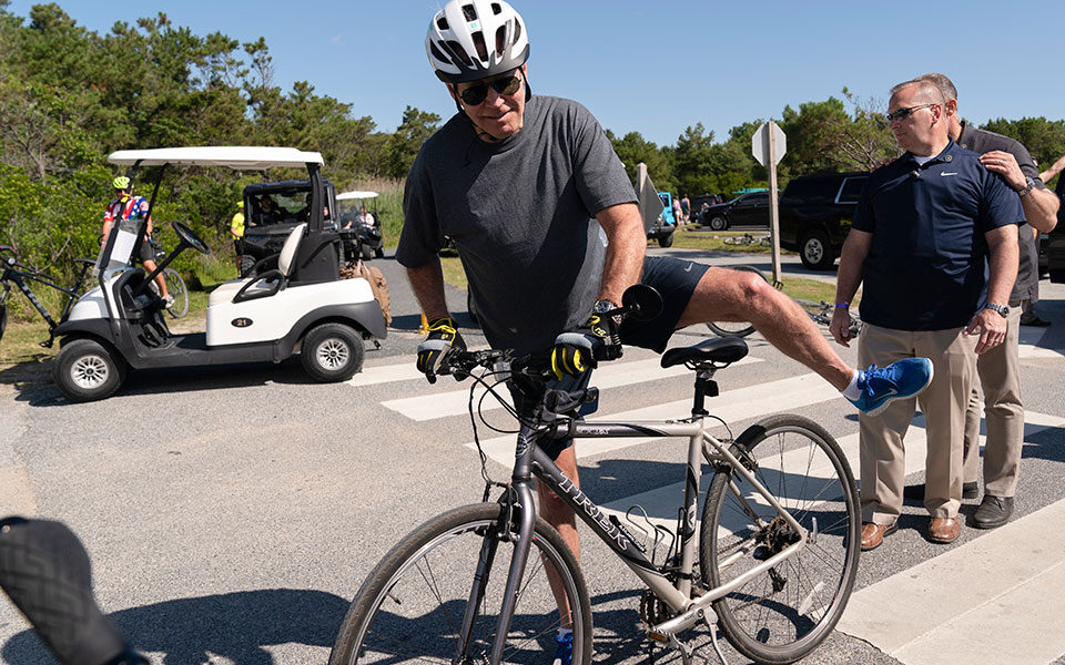Έπεσε από το ποδήλατο ο Τζο Μπάιντεν – Είναι καλά στην υγεία του (βίντεο)