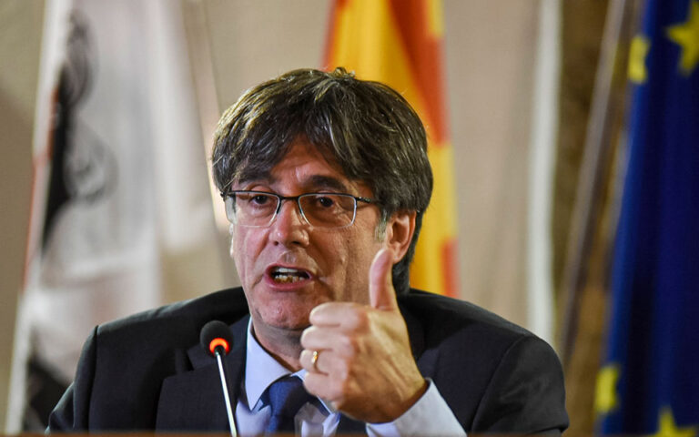 Ισπανία: Ο Καταλανός ηγέτης Πουτζντεμόν αντικαταστάθηκε στην προεδρία του κόμματός του
