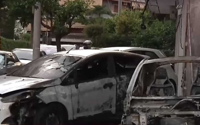 Παλαιό Φάληρο: Εμπρησμός σε έκθεση αυτοκινήτων – Καταστράφηκαν τρία οχήματα