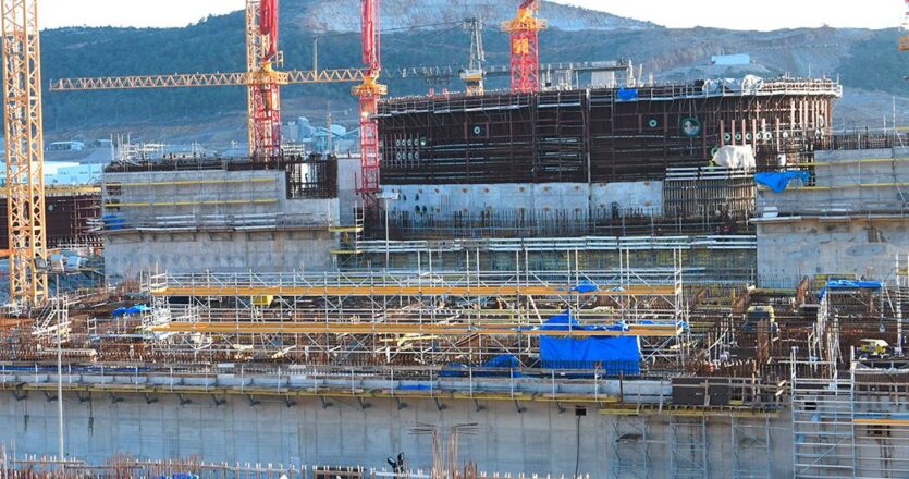 Η κατασκευή του πρώτου από τους σχεδιαζόμενους τέσσερις πυρηνικούς αντιδραστήρες του εργοστασίου παραγωγής πυρηνικής ενέργειας στο Ακούγιου προγραμματίζεται να αποπερατωθεί εντός του 2023.