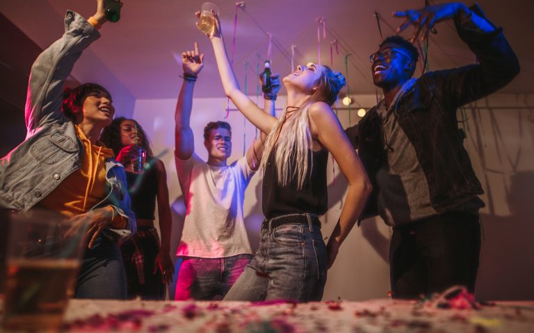 Φρένο στα πάρτι βάζει η Airbnb