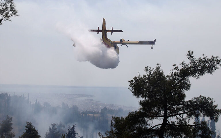 Στην Αλβανία πυροσβεστικό αεροσκάφος από την Ελλάδα για παροχή βοήθειας στις πυρκαγιές