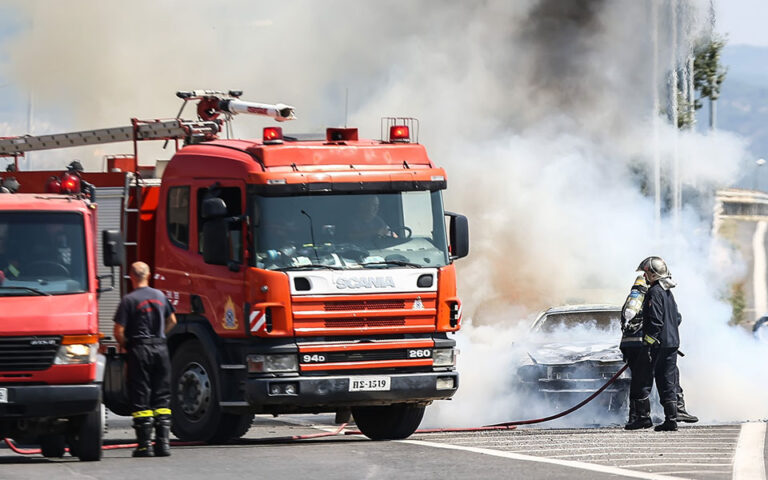 Φωτιά σε αυτοκίνητο στη Συγγρού στο ύψος του Φιξ
