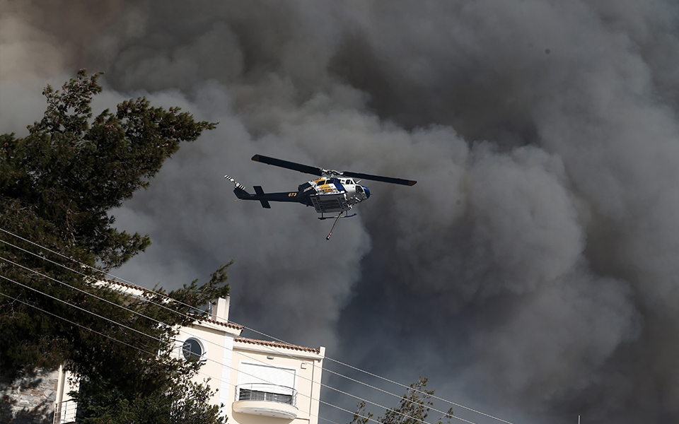Φωτιά στη Βούλα: Στις αυλές των σπιτιών οι φλόγες-1