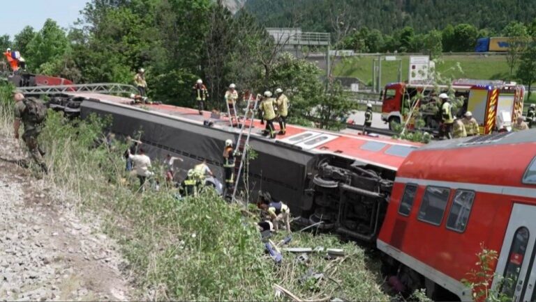 Εκτροχιασμός τρένου στη Γερμανία: Τέσσερις νεκροί, δεκάδες τραυματίες