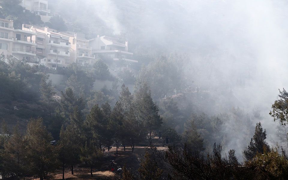 Φωτιά στην Άνω Γλυφάδα: Εντολή για εκκένωση σπιτιών στη Βούλα-1