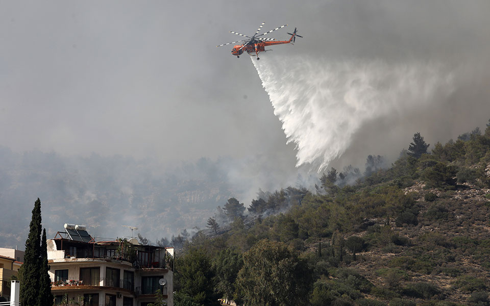 Φωτιά στην Άνω Γλυφάδα: Εντολή για εκκένωση σπιτιών στη Βούλα-2