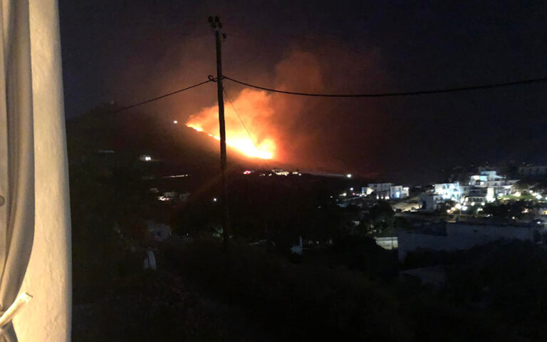 Φωτιά τώρα: Πυρκαγιά στην περιοχή Μώλος στην Πάρο