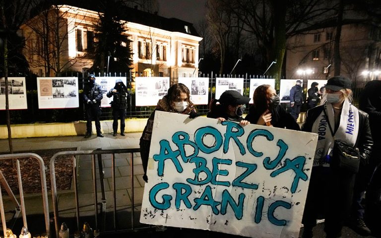 Πολωνία: Η Βουλή απέρριψε τη χαλάρωση του νόμου που απαγορεύει τις αμβλώσεις