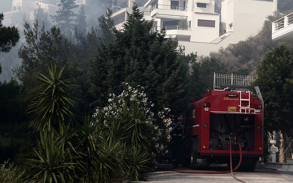 Φωτιά στη Βούλα: Συνεχίζεται η μάχη των πυροσβεστών με τις φλόγες-3