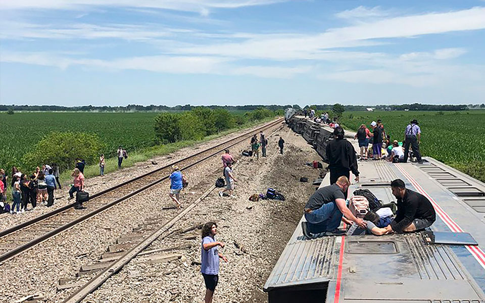 ΗΠΑ: Εκτροχιασμός τρένου στο Μιζούρι – Τουλάχιστον 3 νεκροί, δεκάδες τραυματίες (εικόνες)-1
