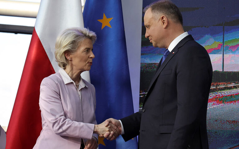 ΕΕ: Η Πολωνία δεν θα πάρει τα χρήματα του σχεδίου ανάπτυξης παρά μόνο αν μεταρρυθμίσει τη δικαιοσύνη της