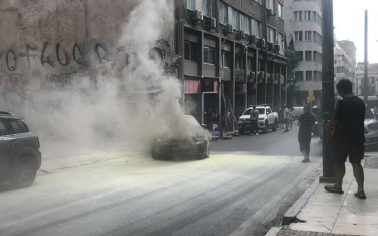 Έκρηξη σε αυτοκίνητο στη Χαριλάου Τρικούπη