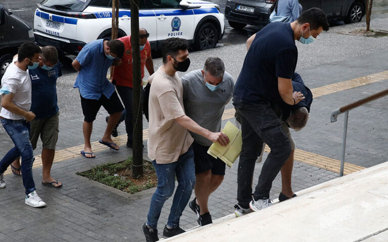 Θεσσαλονίκη: Προσωρινά κρατούμενοι οι τέσσερις Άγγλοι για το φορτίο των 300 κιλών κοκαΐνης