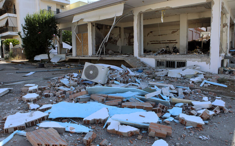 Μενίδι: Έκρηξη σε εγκαταλελειμμένο ξυλουργείο (εικόνες)