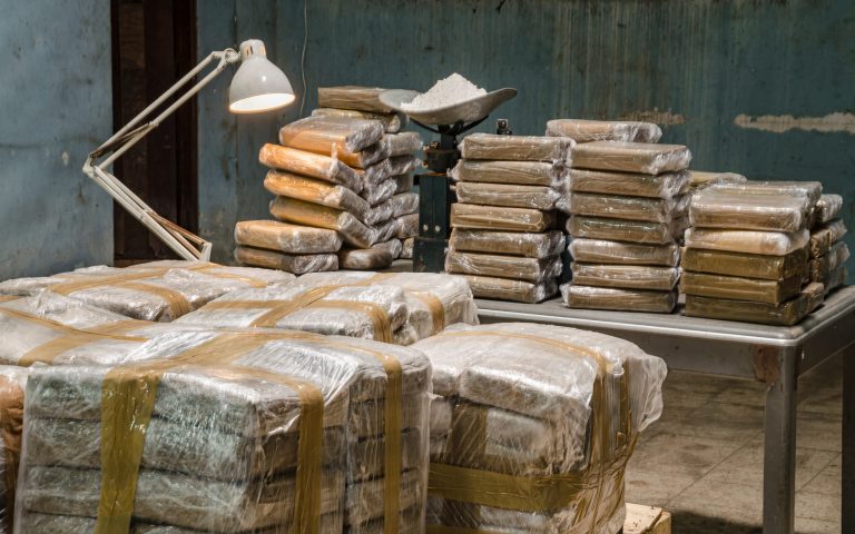 Αναζητώντας την κοκαΐνη με τη φανέλα «23» – Το σκοτεινό δρομολόγιο ενός φορτίου ναρκωτικών 2,5 τόνων