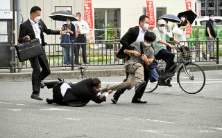 Σίνζο Άμπε: Συγκλονισμένος ο πλανήτης από τη δολοφονία – Η κληρονομιά του μακροβιότερου Ιάπωνα πρωθυπουργού-1