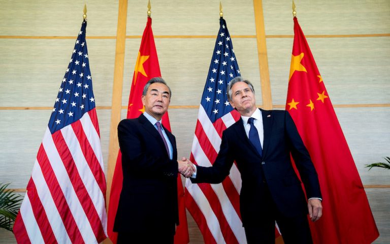 ΗΠΑ – Κίνα: Ρίχνουν τους τόνους μετά την… πεντάωρη συνάντηση των ΥΠΕΞ