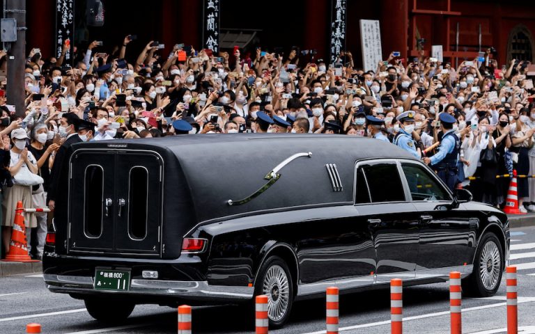 Ιαπωνία: Πολίτες και πολιτικοί είπαν το τελευταίο αντίο στον Σίνζο Άμπε