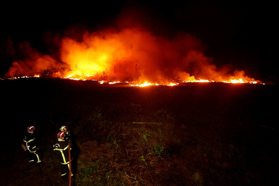 Καύσωνας – φωτιές: Σκηνές «αποκάλυψης» σε Γαλλία, Ισπανία, Πορτογαλία-1