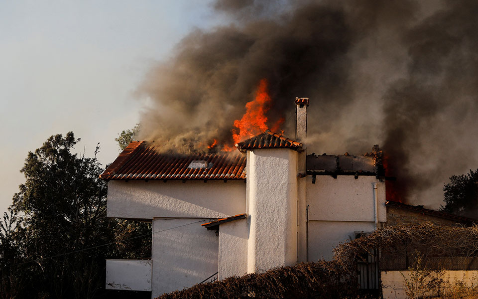 Φωτιά στην Πεντέλη: Μετρούν τις πληγές τους οι κάτοικοι – Καταστροφές σε σπίτια, κάηκαν οχήματα (φωτογραφίες)-12