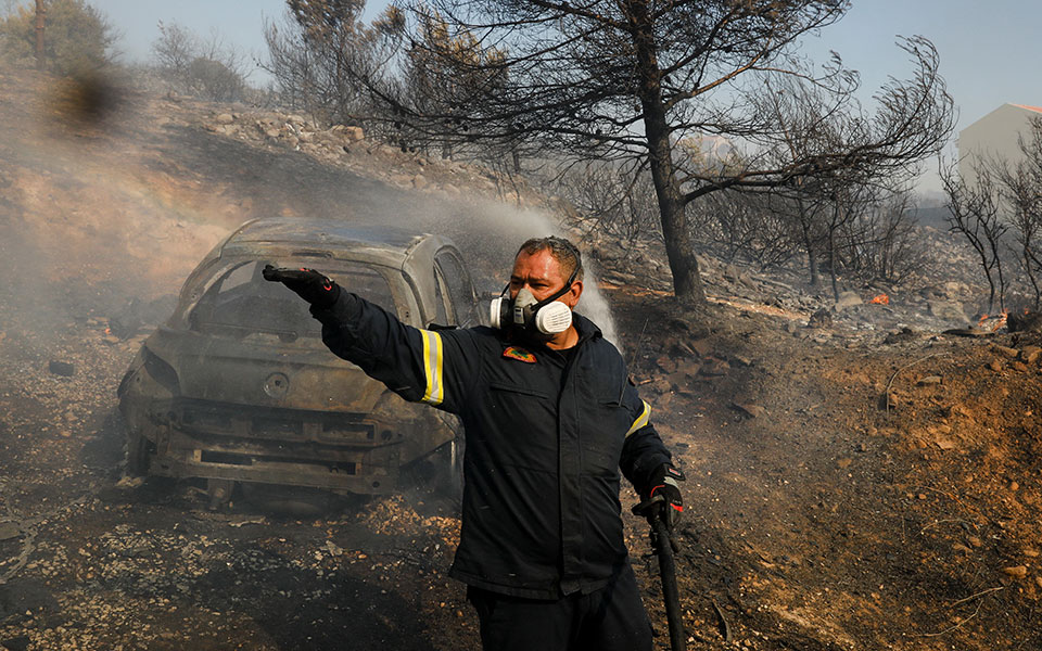 Φωτιά στην Πεντέλη: Μετρούν τις πληγές τους οι κάτοικοι – Καταστροφές σε σπίτια, κάηκαν οχήματα (φωτογραφίες)-13