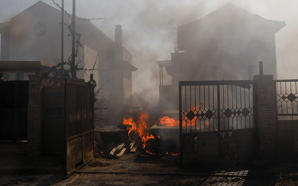 Φωτιά στην Πεντέλη: Μετρούν τις πληγές τους οι κάτοικοι – Καταστροφές σε σπίτια, κάηκαν οχήματα (φωτογραφίες)-14