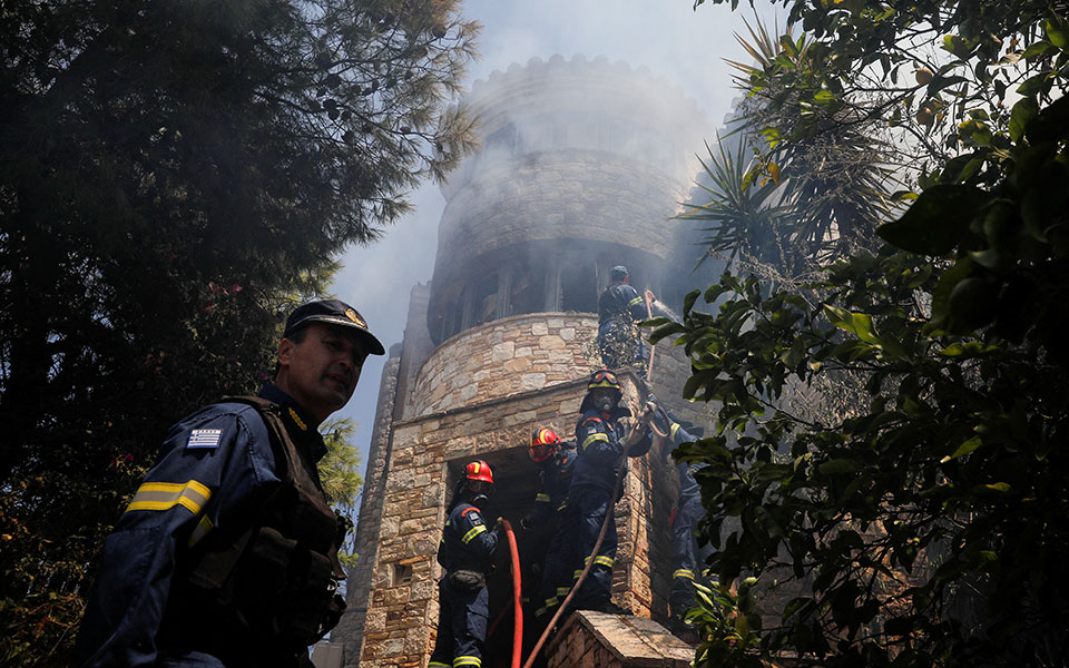Φωτιά στην Πεντέλη: Μετρούν τις πληγές τους οι κάτοικοι – Καταστροφές σε σπίτια, κάηκαν οχήματα (φωτογραφίες)-16