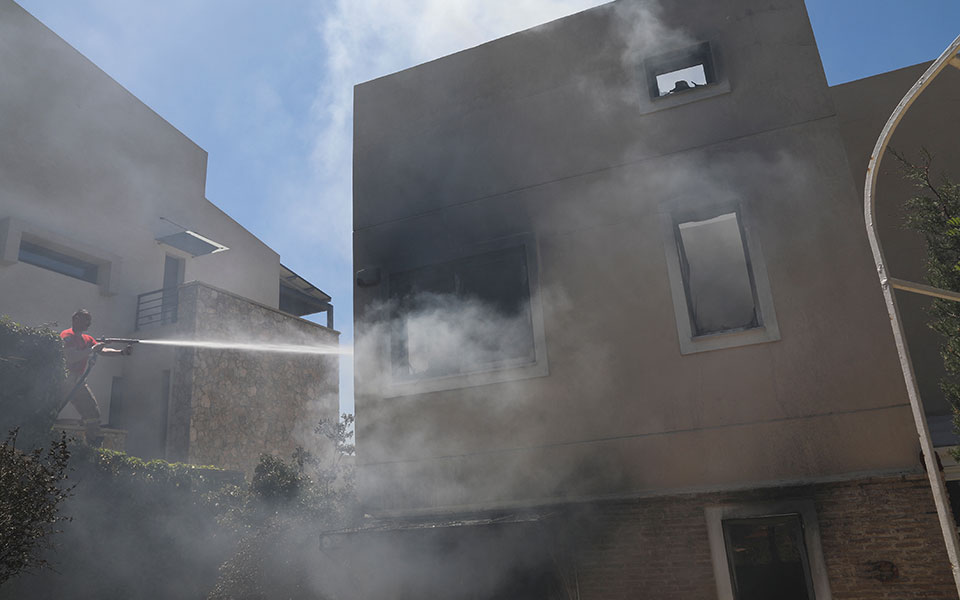 Φωτιά στην Πεντέλη: Μετρούν τις πληγές τους οι κάτοικοι – Καταστροφές σε σπίτια, κάηκαν οχήματα (φωτογραφίες)-1