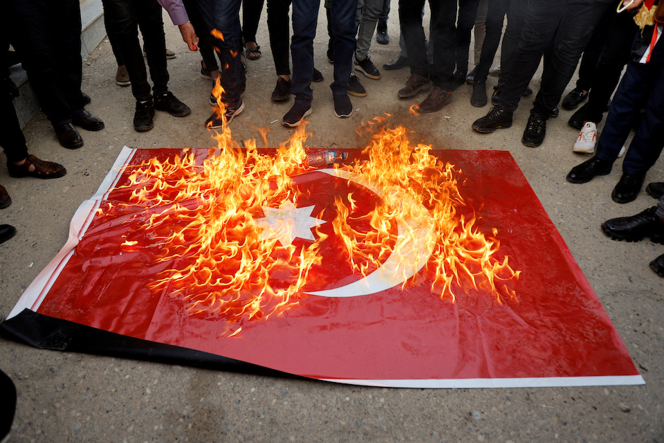 Ιράκ: Εθνικό πένθος μετά την πολύνεκρη επίθεση – Διαδηλωτές έκαψαν τουρκικές σημαίες-1