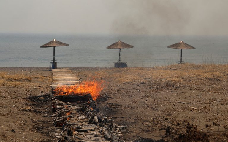 Μάχη σε πολλά πύρινα μέτωπα: Τιτάνιες προσπάθειες στο δάσος της Δαδιάς, κάηκαν σπίτια στη Λέσβο – Φωτιά και στη Μεσσηνία