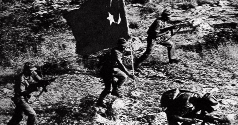 Τούρκοι στρατιώτες προελαύνουν στην Κύπρο έπειτα από σφοδρές μάχες κραδαίνοντας την τουρκική σημαία. Φωτ. A.P.