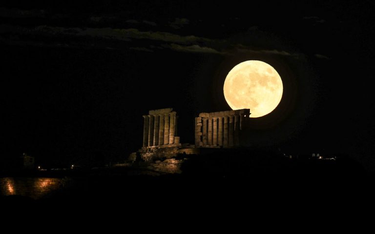 «Φεγγάρι του Ελαφιού»: Εντυπωσιακές εικόνες από την υπερπανσέληνο σε όλο τον κόσμο